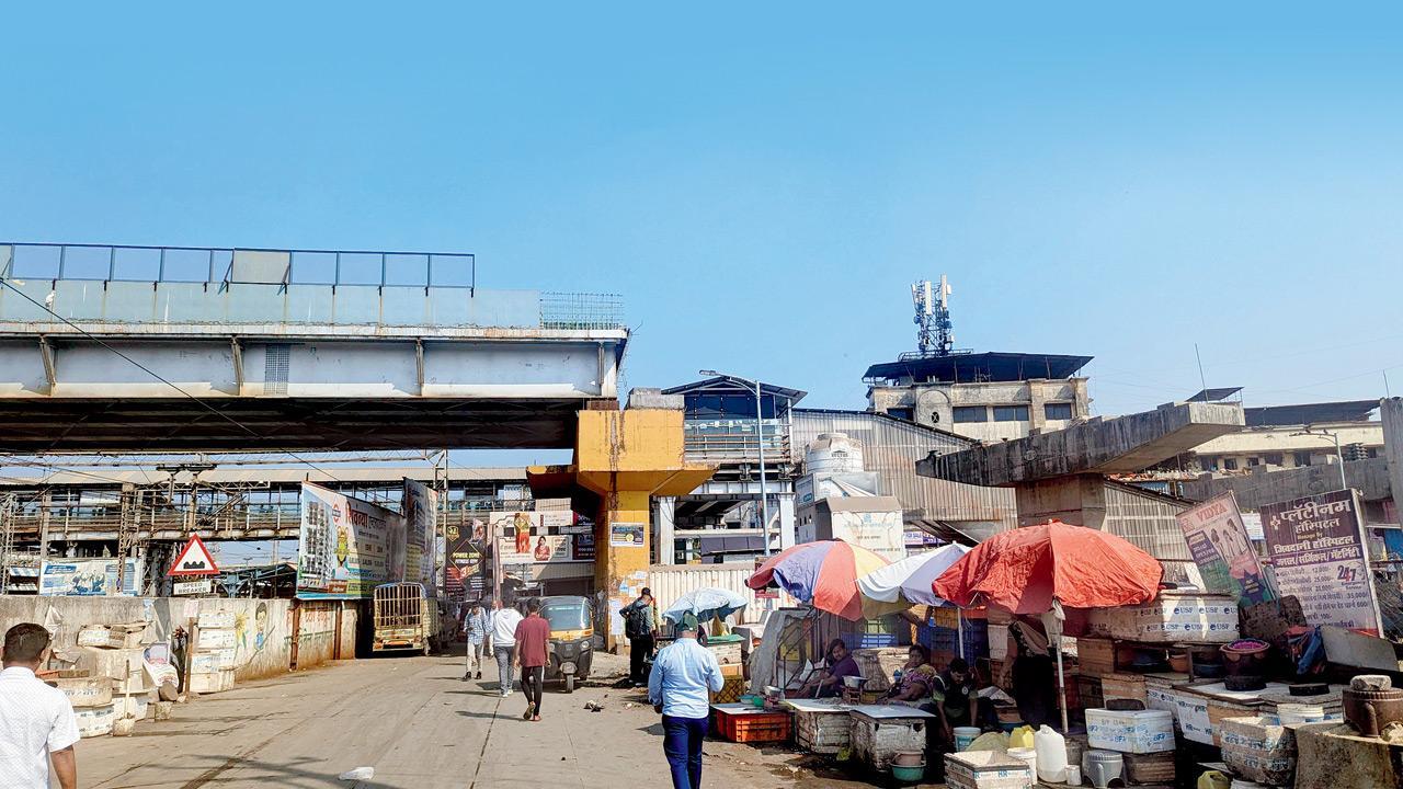 Mumbai: Bridges over railway lines are ready, but BMC is yet to build ramps