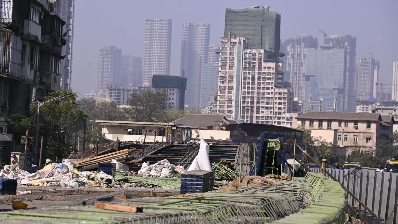 At Dadar, the cable-stayed bridge is being built parallel to the existing one, which is open to traffic