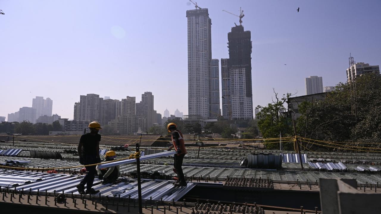 The bridge is being built at the Kalyan end of Byculla station 