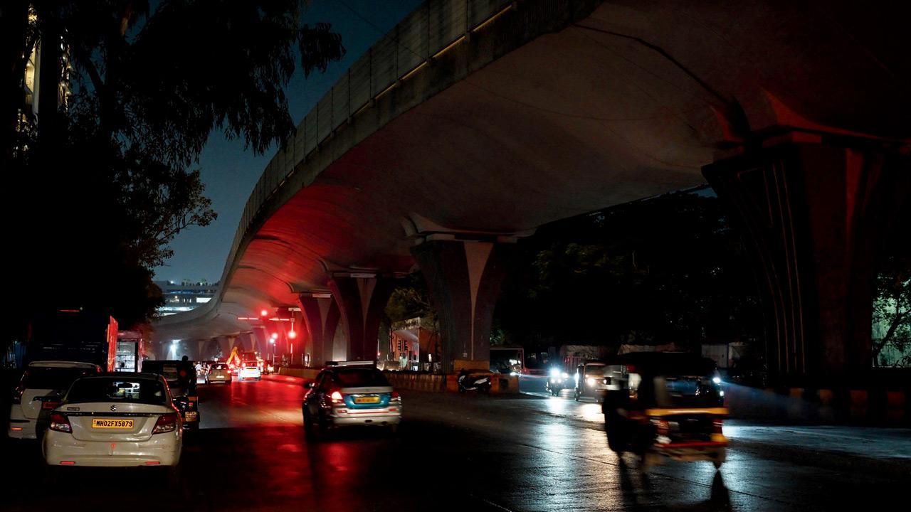 Kurla-Santacruz Road has no street lights for over a year