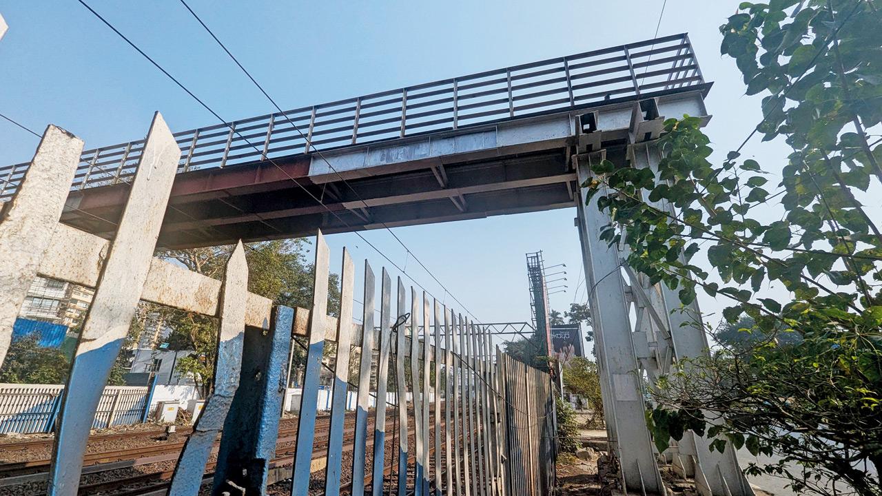 The foot overbridge connecting Pandit Paluskar Chowk and Girgaon Chowpatty, which lacks a landing 