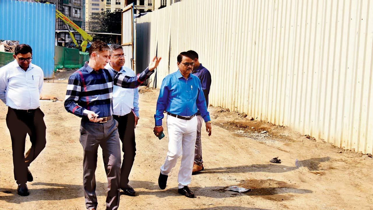Civic chief visits construction sites in E ward