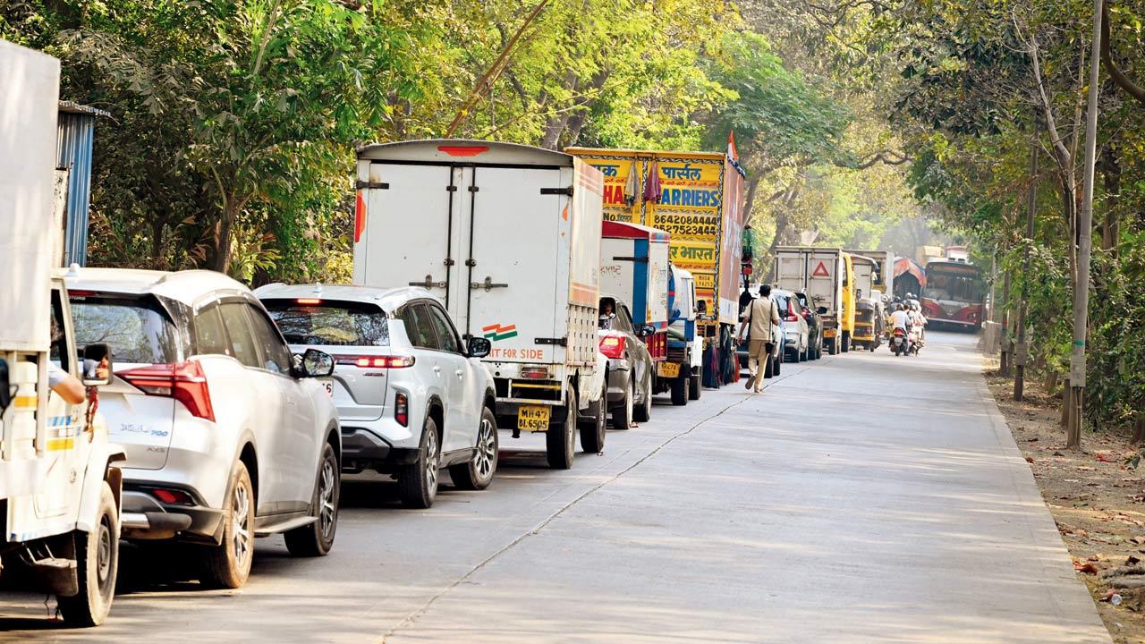 Traffic snarls caused by the road repair work. Pic/Satej Shinde