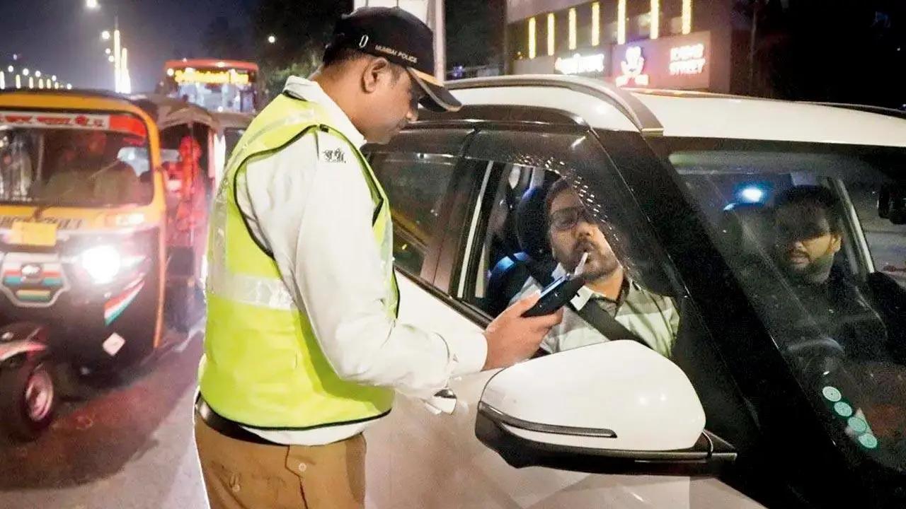 Drunk driver crashes into parked two-wheelers in Thane; no injuries reported
