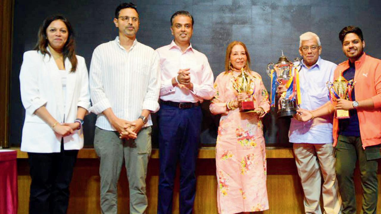 (From left) Pooja Shetty, Mukul Deora, Milind Deora, Hema Deora (with trophy), chief guest, ex-chairman of HDFC Deepak Parekh, and Soham Sarkar