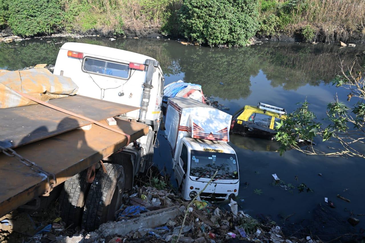 To remove the large trailer from the accident site, the traffic police called in a small crane, ensuring that the road could be cleared for traffic flow