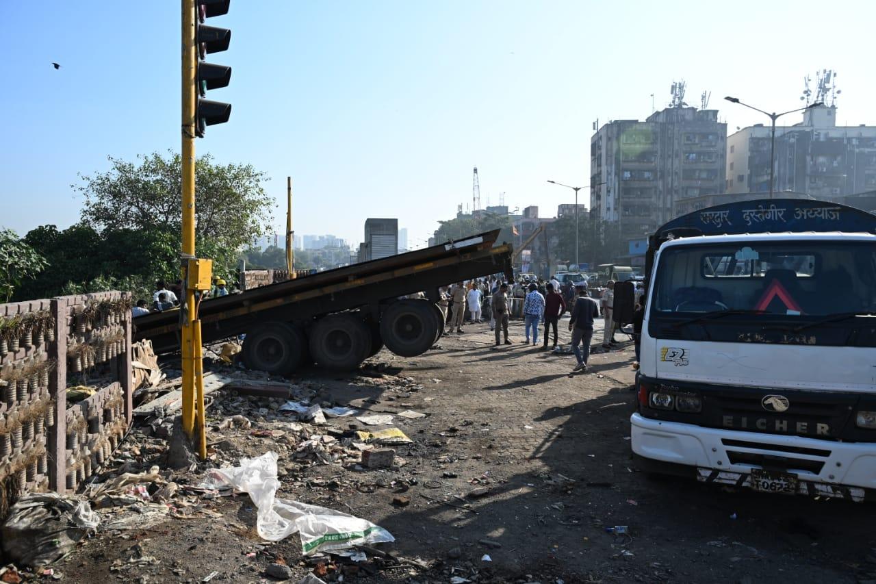 The Sahunagar police and Mahim traffic police quickly arrived at the scene to manage the situation and assess the damage