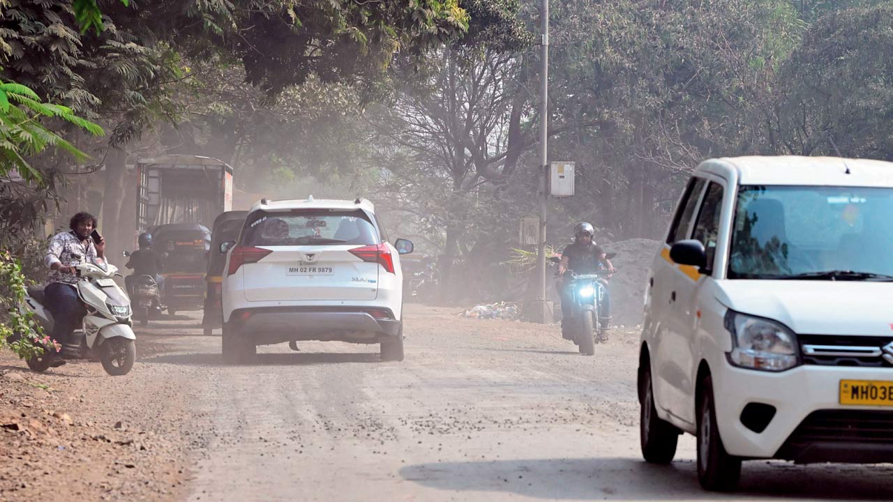 The 100-metre stretch from Aarey Market towards Royal Palms where significant dust pollution was evident on Wednesday. Pics/Nimesh Dave