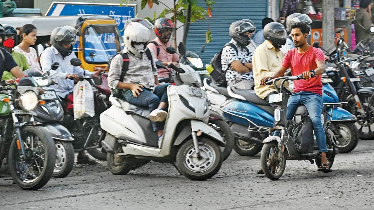 Mumbai: Traffic police want food delivery apps to blacklist errant e-bike delivery men