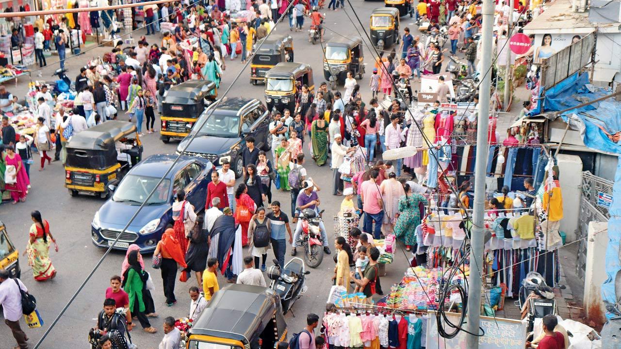 Hawkers illegally encroach on MG Road, Ghatkopar West, on March 26, 2024. File pic/Anurag Ahire