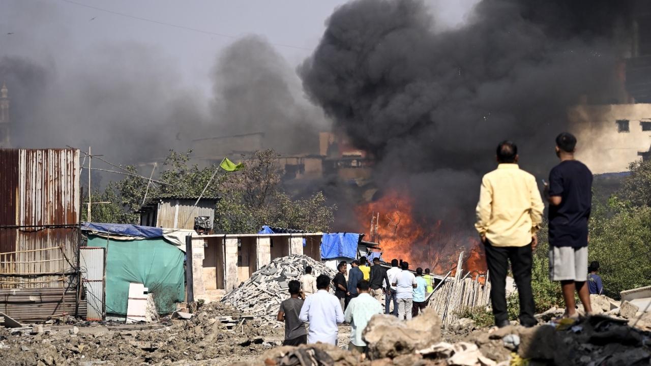 Mumbai: Fire breaks out in Gyaneshwar Nagar of Bandra east, 15-20 huts destroyed