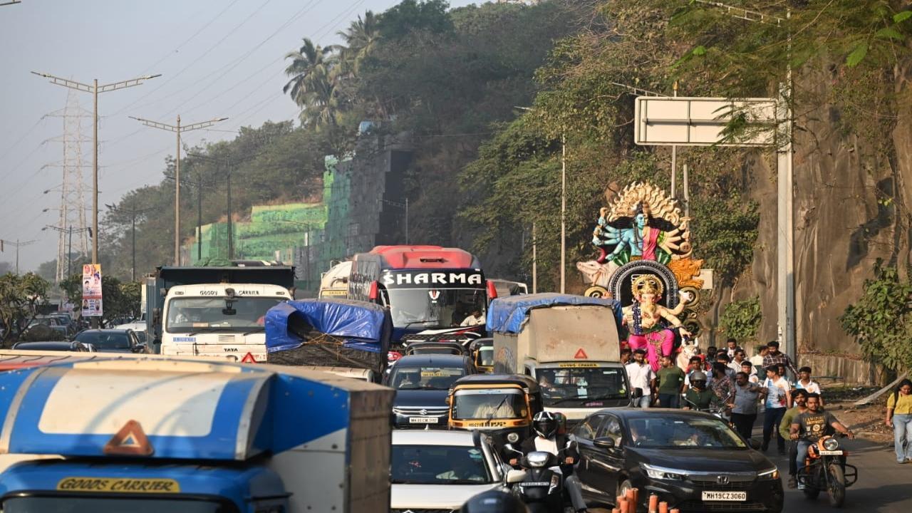 Devotees take Ganpati idol to pandal in Malad ahead of Maghi Ganesh Utsav 2025
