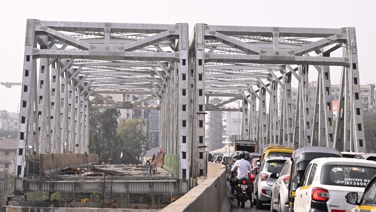 The approaches of both sides are pending. Recently, girders for the approaches reached the construction site  