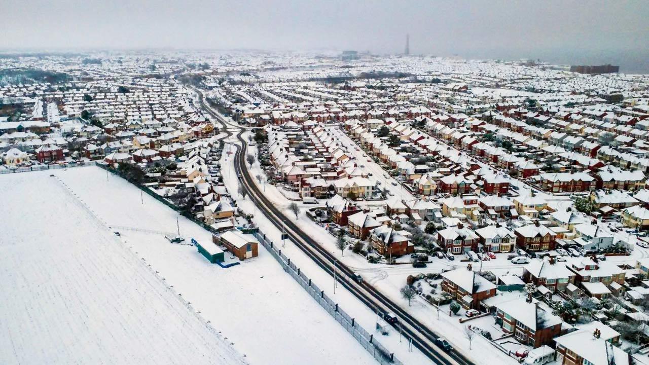 Heavy snow disrupts life, work across UK