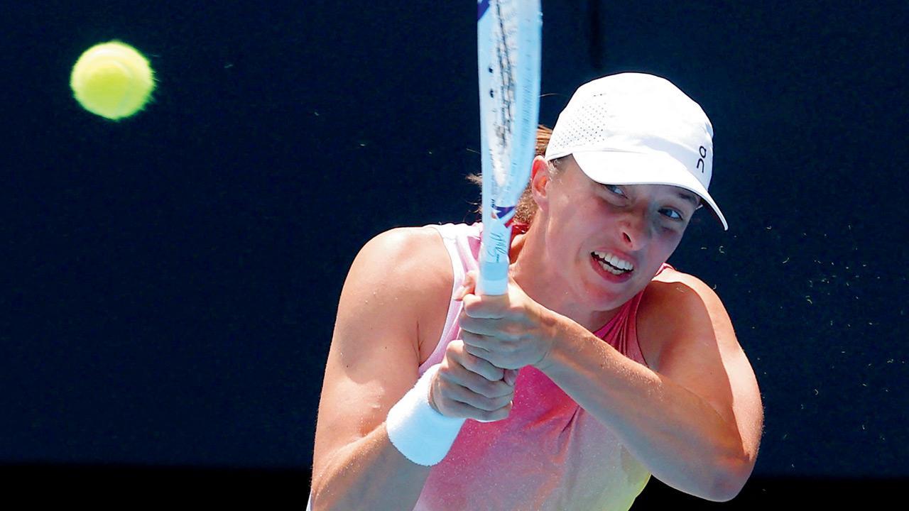Swiatek storms into semis, Keys up next