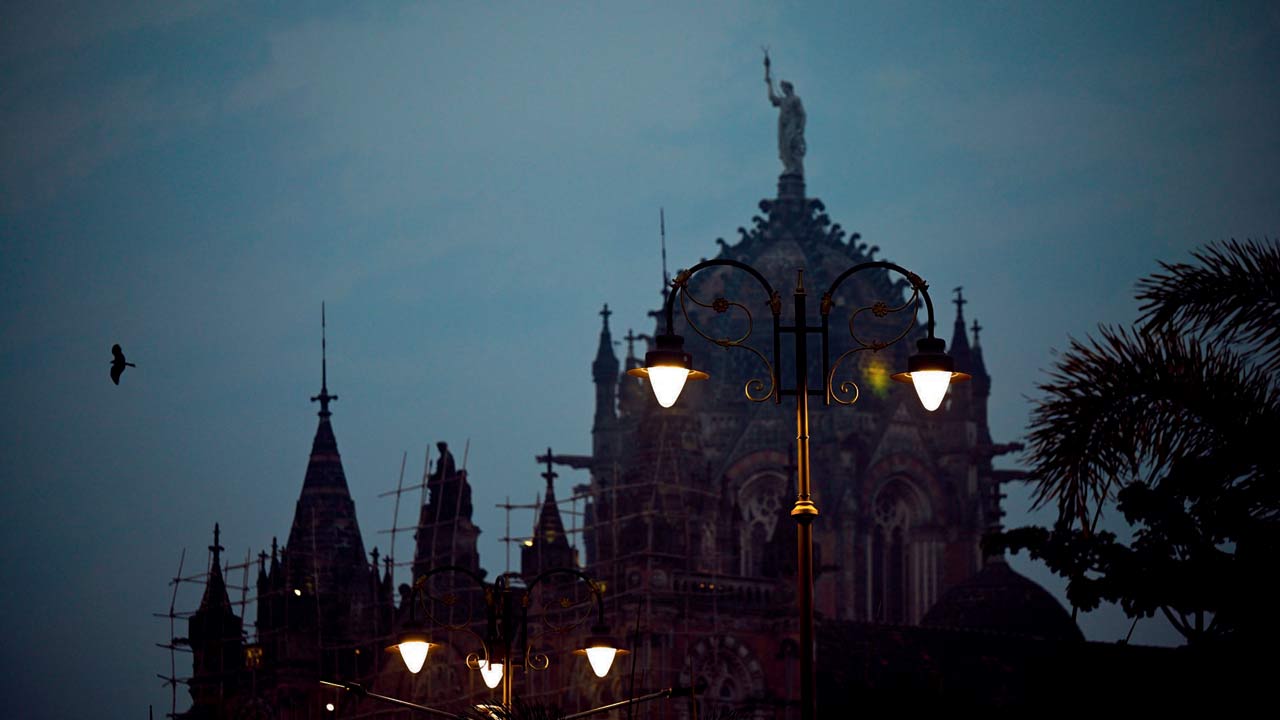 Chhatrapati Shivaji Maharaj Terminus surrounded by mist. Pic/Rane Ashish