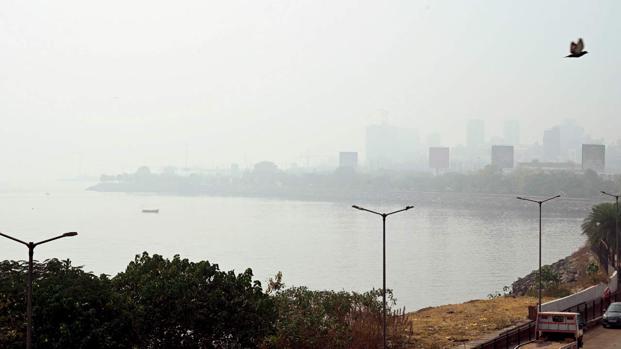 Bandra Reclamation obscured by smog. Pic/Rane Ashish