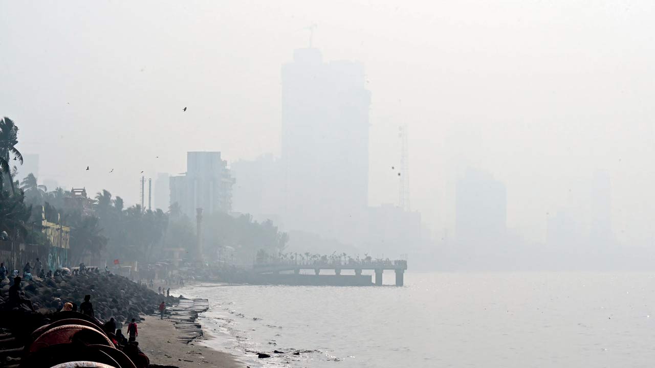 Smog shrouds the viewing deck at Dadar. Pic/Shadab Khan