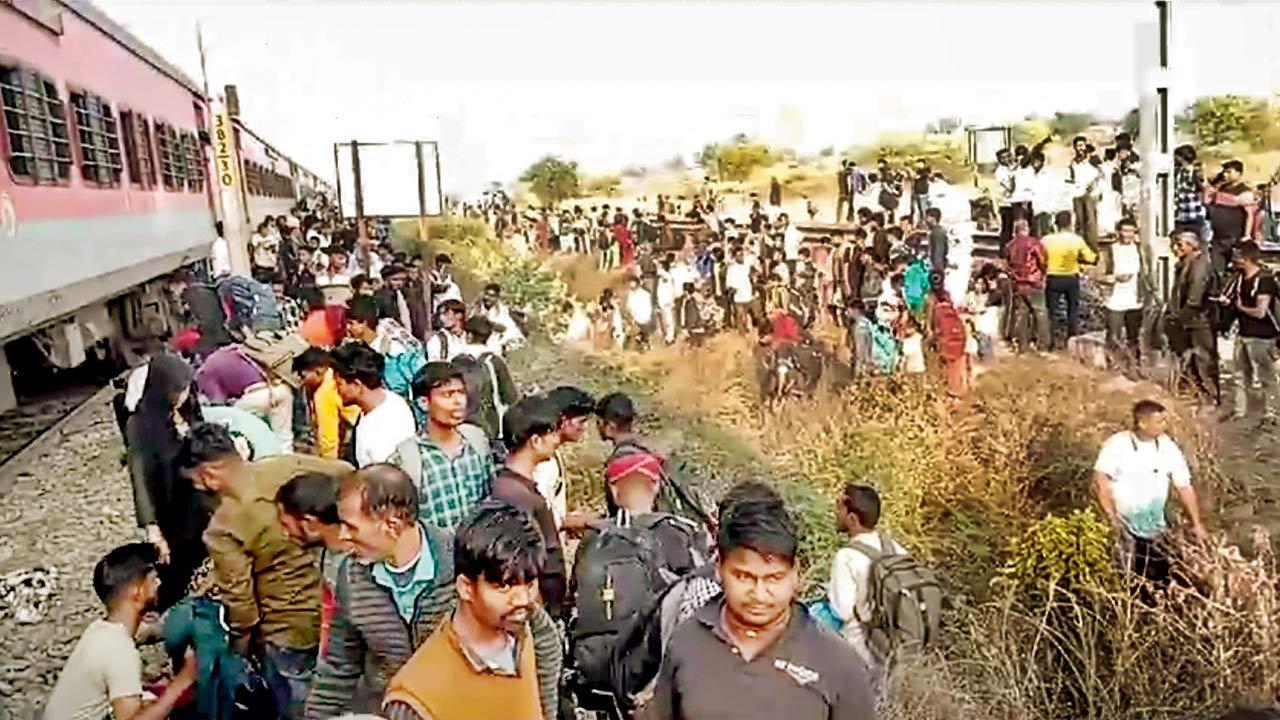 Jalgaon accident: Train was halted on blind curve, oncoming driver tried honking