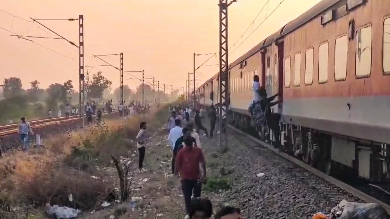 Jalgaon train accident: Railway Ministry announces Rs 1.5 lakh ex-gratia for kin of deceased