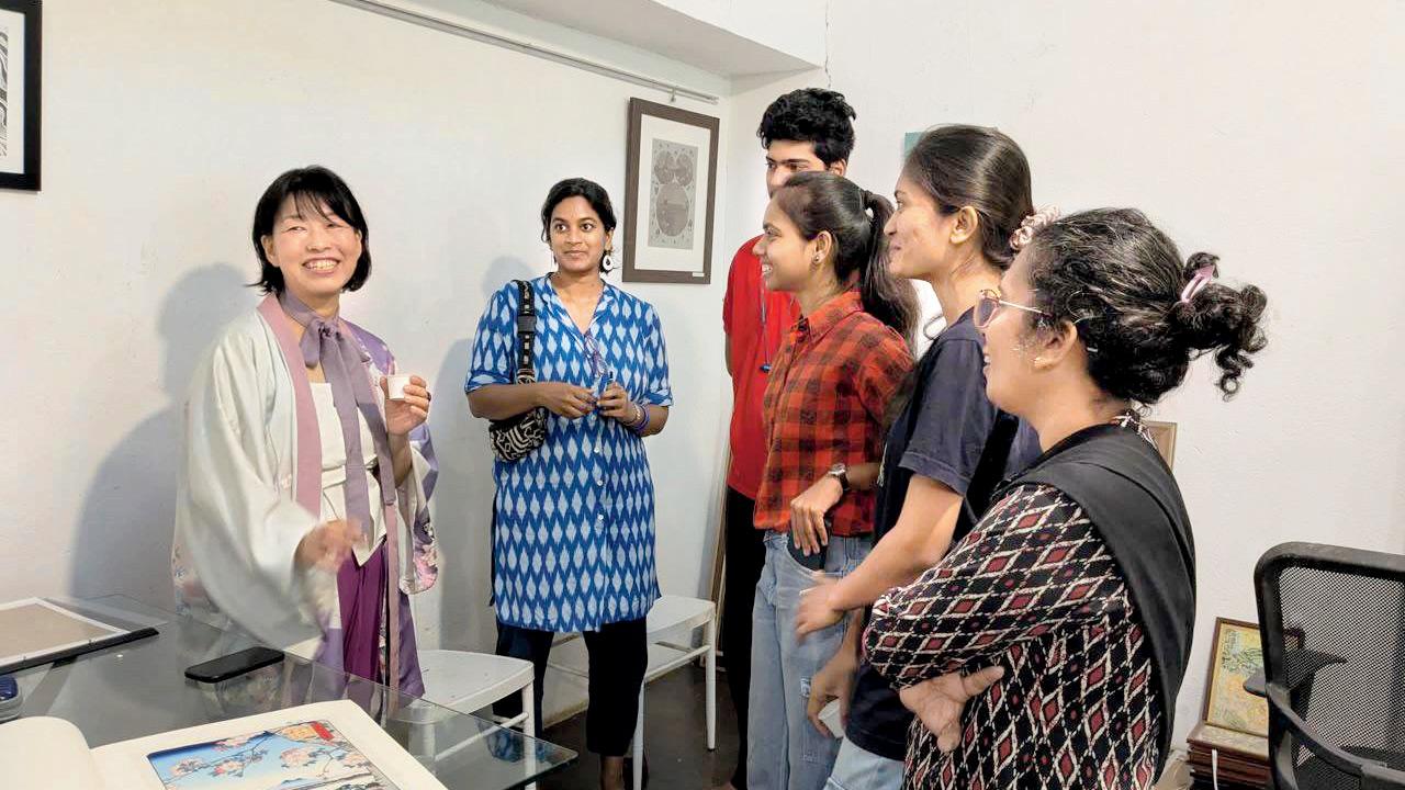 Seiko Masaki (extreme left) interacts with students in Kanjurmarg 