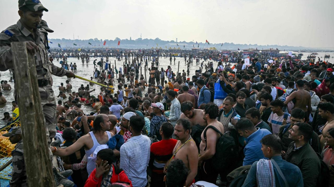 The devotees braved the pre-dawn chill and dense fog to take a dip in the Sangam and at other ghats here on Thursday