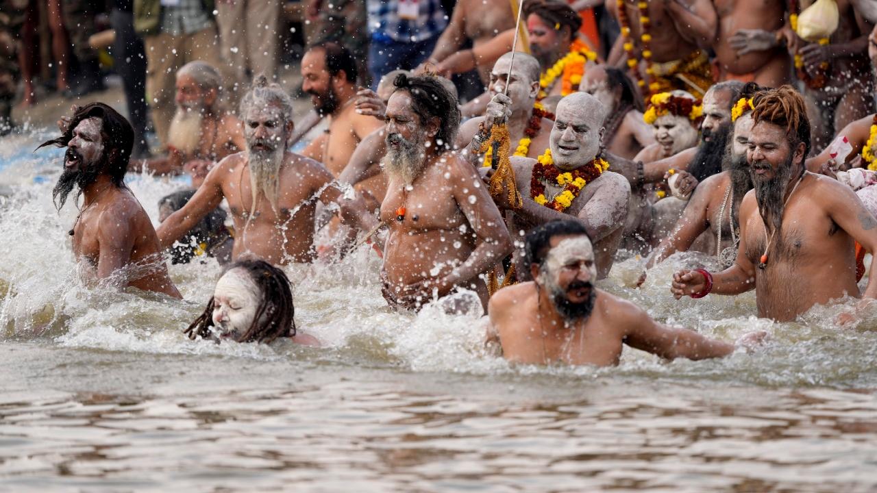 Pilgrims, including women and children, were seen walking to and fro the various ghats amid reduced visibility. Many had thin blankets covering their bodies while some stopped by bonfires along the routes to keep themselves warm