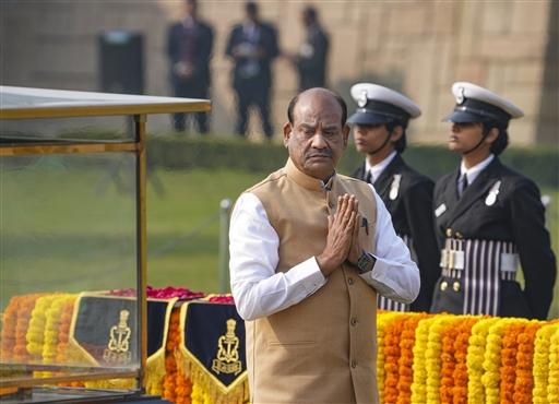 Rahul Gandhi described Mahatma Gandhi as the soul of India, whose principles of truth, non-violence, and fearlessness resonate across the world. Karnataka Deputy Chief Minister DK Shivakumar highlighted Gandhi’s supreme sacrifice, which remains etched in the nation’s collective memory.