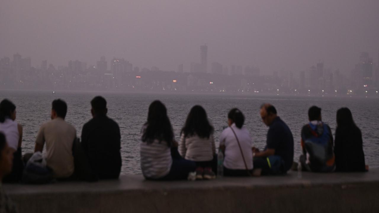 IN PICS: Pollution threat looms over Mumbai Marathon 2025 as haze covers route 