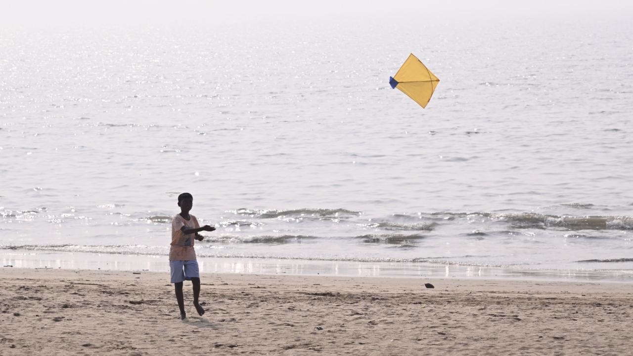 A large number of kids had visited Mumbai's famous Juhu beach to fly kites on the occasion of Makar Sankranti