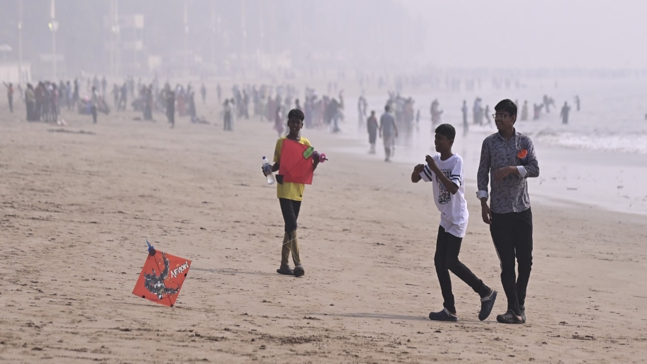 As Makar Sankranti is a festival of devotion, several devotees take a dip in the Ganga on this festival. From Kolkata's Babughat to Varanasi's Ganga ghats and Haridwar's Har Ki Pauri devotees braved the chilly weather to take holy dips and offer prayers