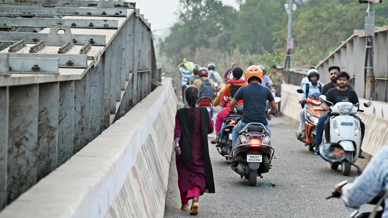 Mumbai: Malad residents ramp up protest over bikers on FOB