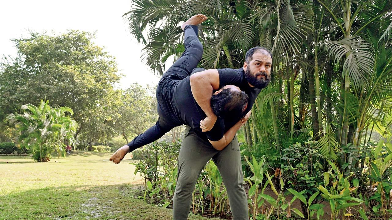 Anurag Rane (L), a Krav Maga coach, demonstrates self-defense with student Abhilash Aravindakshan in Borivili West. Aravindakshan feels the difference in both personal life and work since he started learning Krav Maga. Pic/Anurag Ahire