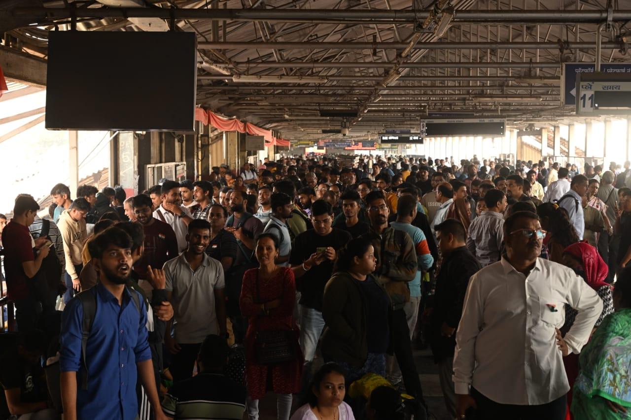 The six-hour-long mega block conducted for launching the girder of the under-construction Carnac Bridge was initially scheduled to end at 5.30 am, but it got delayed, railway officials said