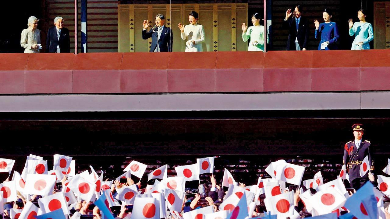 Crowds greet Japanese Emperor for New Year