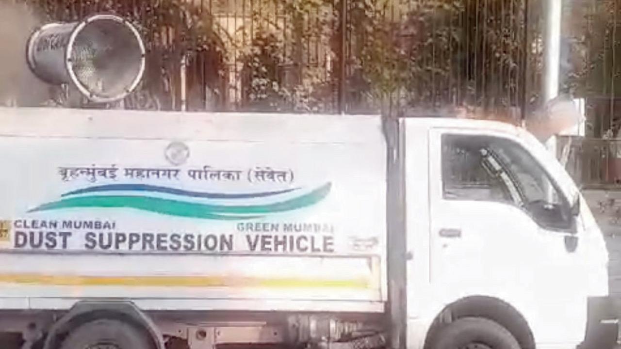 Mist blower vehicles deployed to combat smog