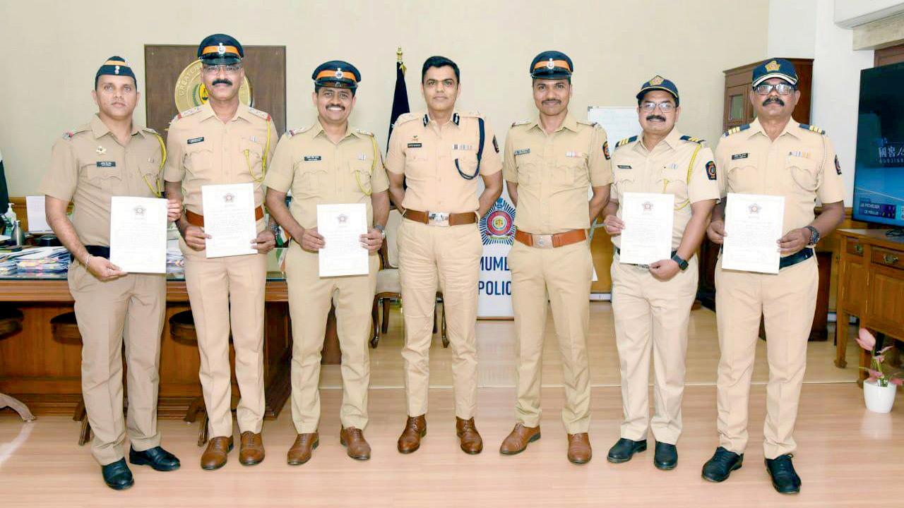 Police teams that played a role in nabbing Shariful on January 19 are felicitated by Satyanarayan Chaudhary, joint commissioner,  law and order, on Monday