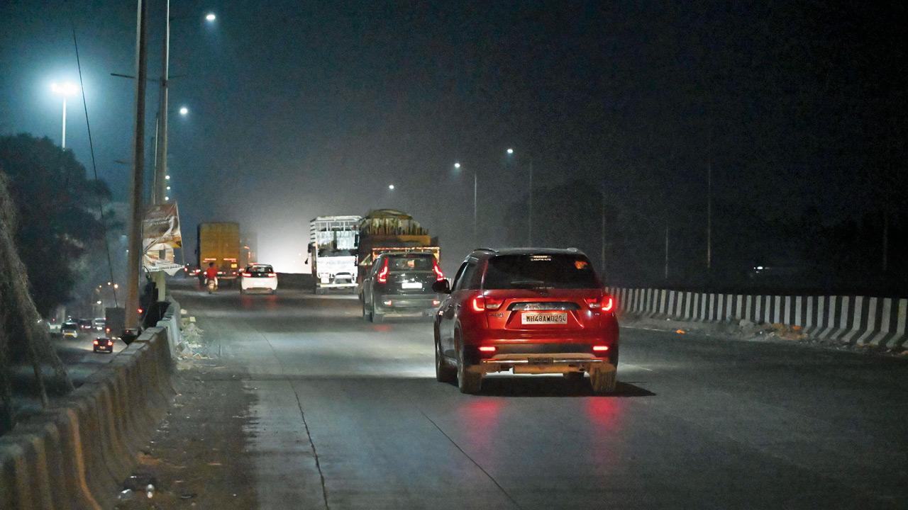 Functional streetlights on Virar Phata flyover