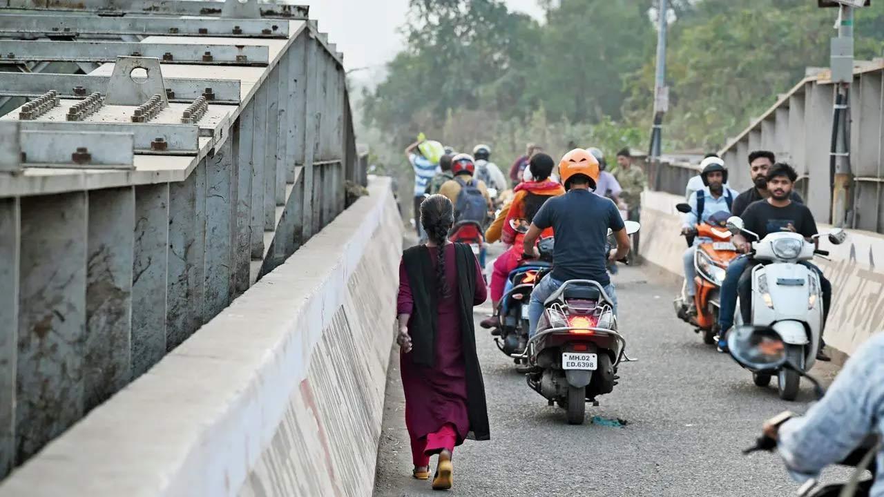 Pedestrian walkways are for pedestrians, not bikers!