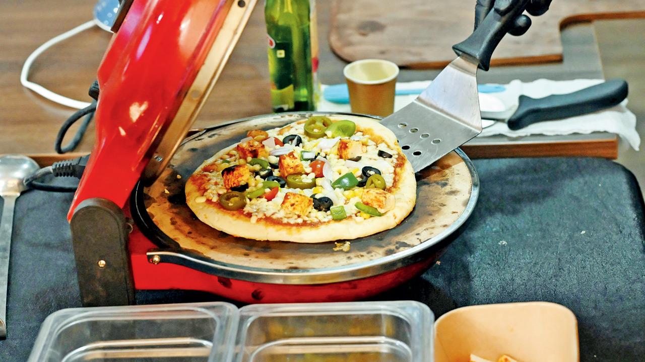 At NinjaLive live pizza-making counter, we customised our toppings, watch them bake in a super-compact oven, and enjoyed piping-hot slices—an upgrade from delivery, perfect for parties