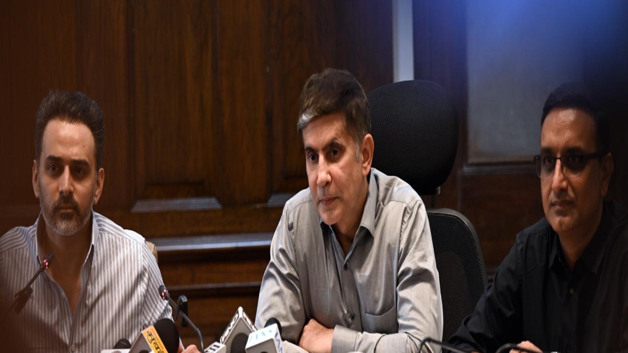 On December 31, improvements in AQI readings were already apparent: the Borivli East - Indian Institute of Tropical Meteorology (IITM) AQI dipped to 97, and Byculla recorded 131
