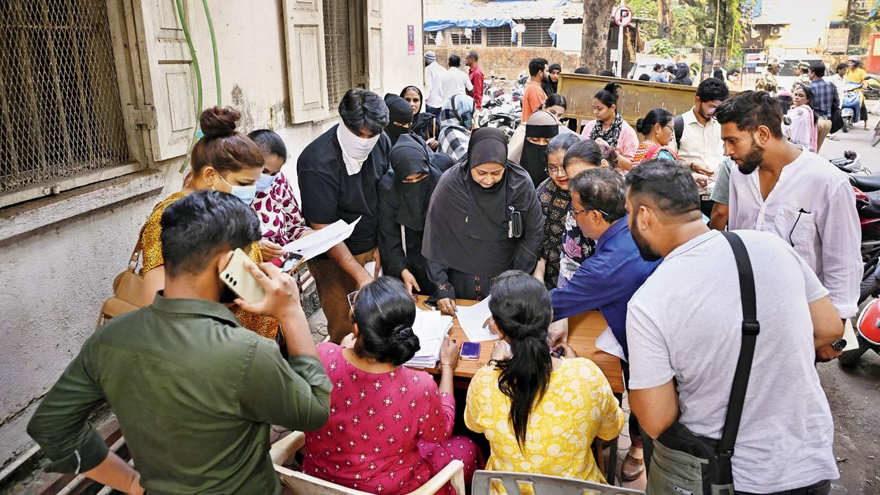 Investors outside Shivaji Park police station. Pics/Ashish Raje