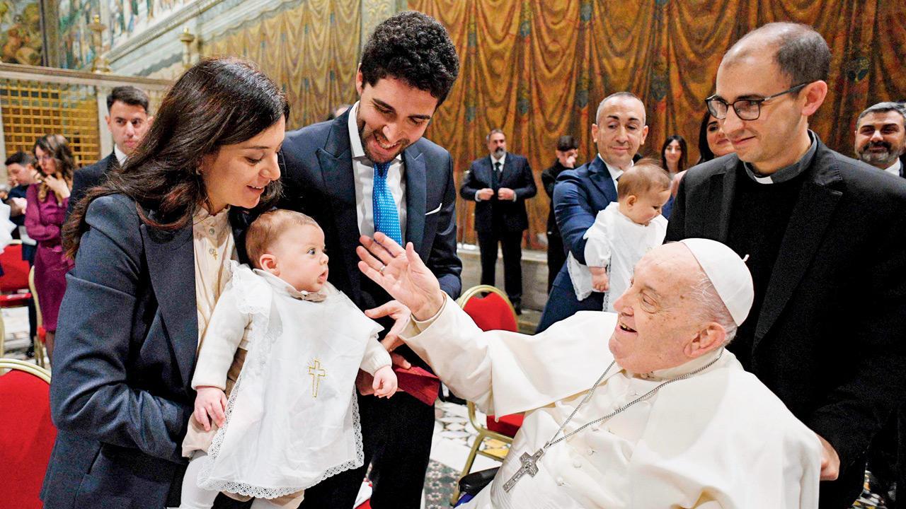 Pope Francis baptises 21 infants at annual event