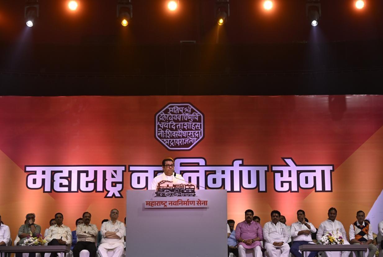 Thackeray suggested that if elections were to be conducted in such a manner, it would be futile to contest at all. He criticized media narratives, claiming that journalists aligned with political agendas deliberately manipulate public perception.