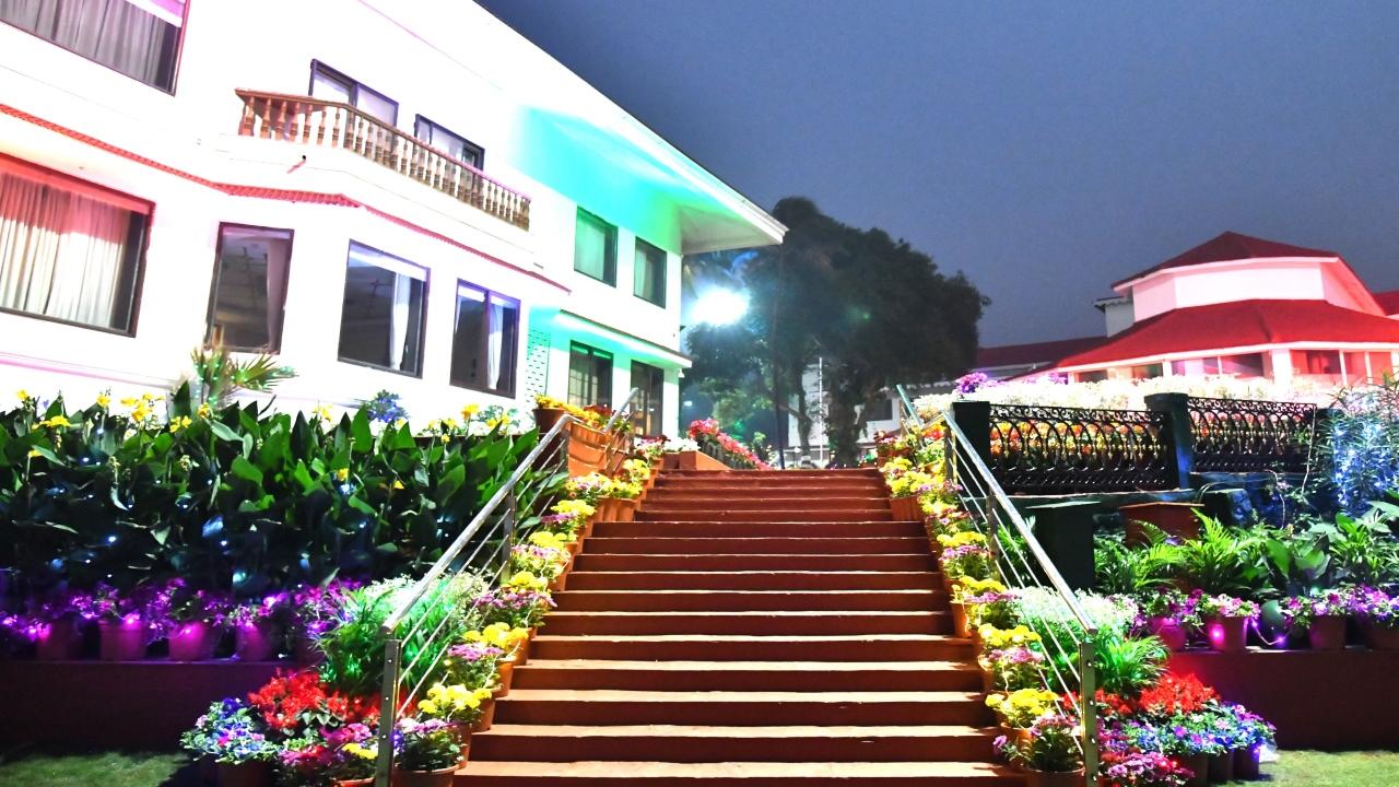 The Raj Bhavan is situated in the Malabar Hill area of south Mumbai