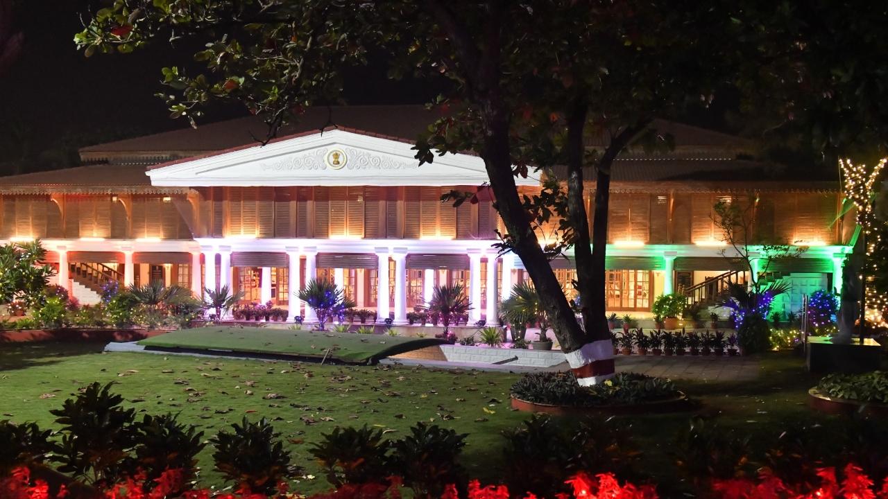 The Raj Bhavan offers a panoramic view of the Arabian Sea and is surrounded by lush greenery. It is one of the most scenic areas in the city