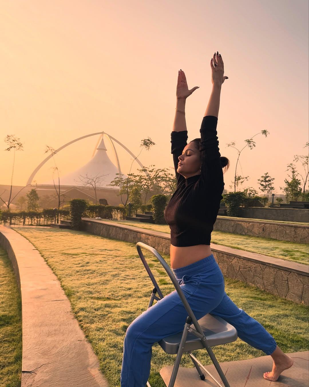 Yoga se hi hoga! Rubina literally abides by it, and here she can be seen doing her yoga pose