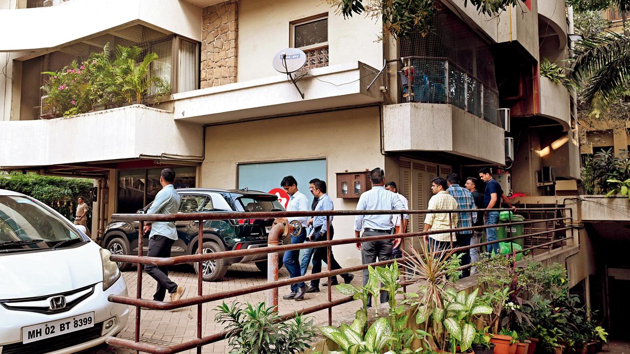 Crime Branch officials at Satguru Sharan in the wake of the attack. Pic/Anurag Ahire