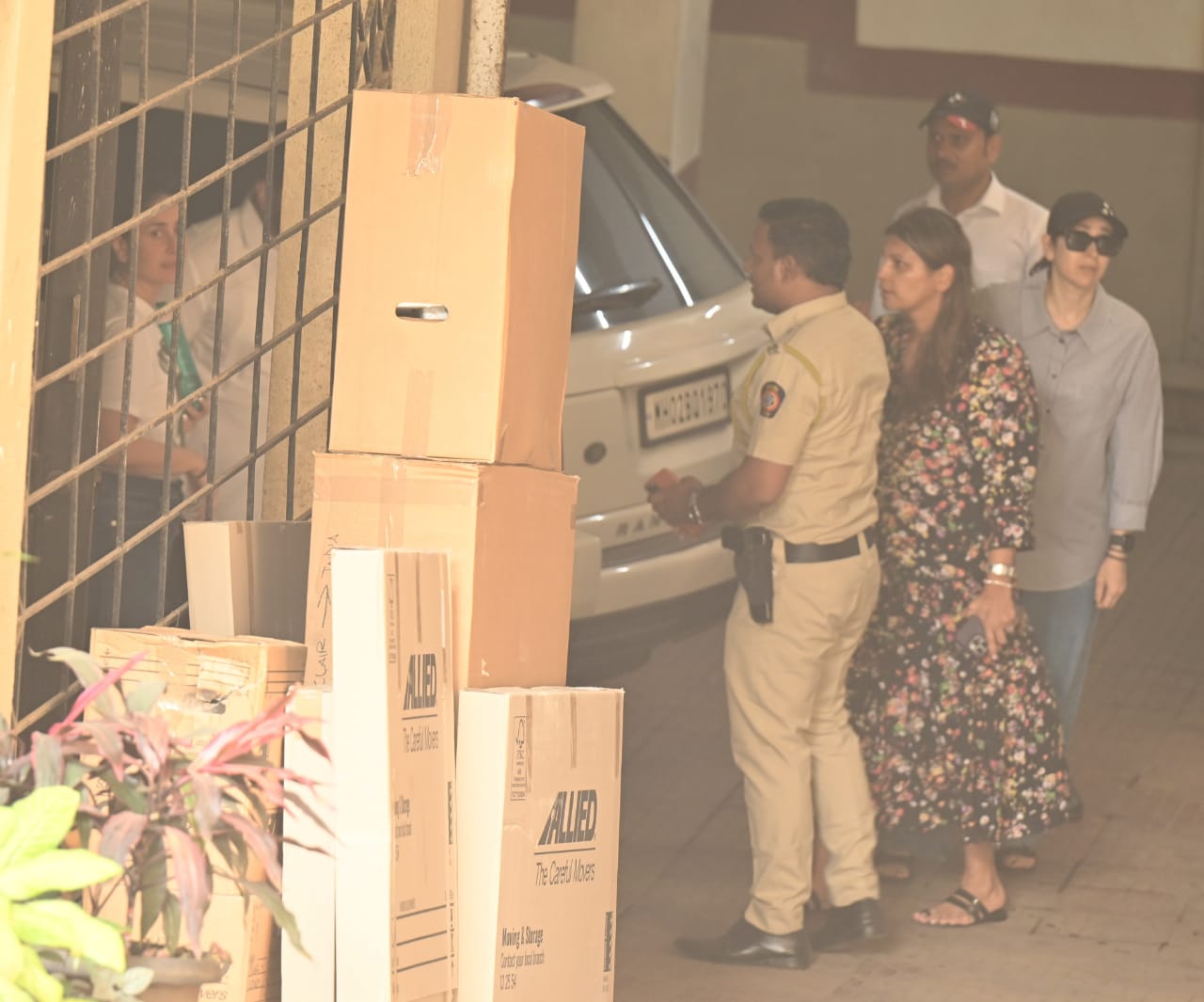 Kareena Kapoor Khan and her sister Karisma Kapoor had arrived at Satguru Sharan building in Bandra (West), Mumbai