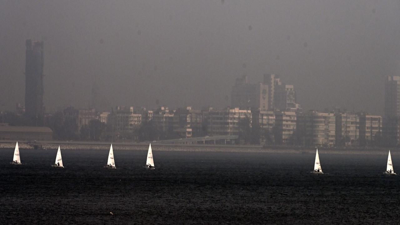 he races will be conducted in the bay area of Marine Drive and off Raj Bhavan